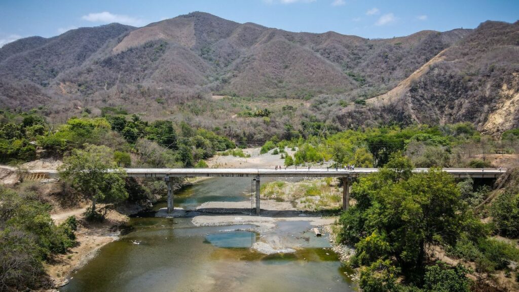 Reporta SCOP avance del 90% en obra del puente La Cuirla, en Aquila