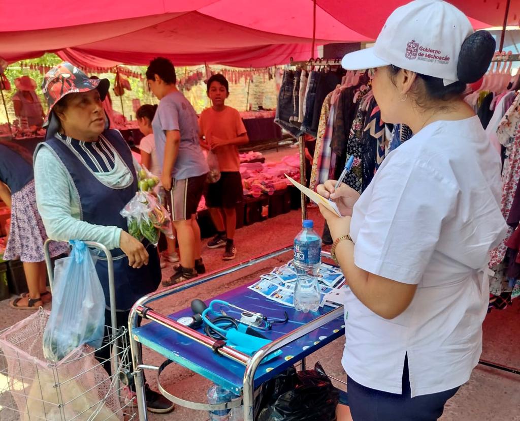 Ante el fuerte calor, SSM implemente brigadas de hidratación en Huetamo y Apatzingán