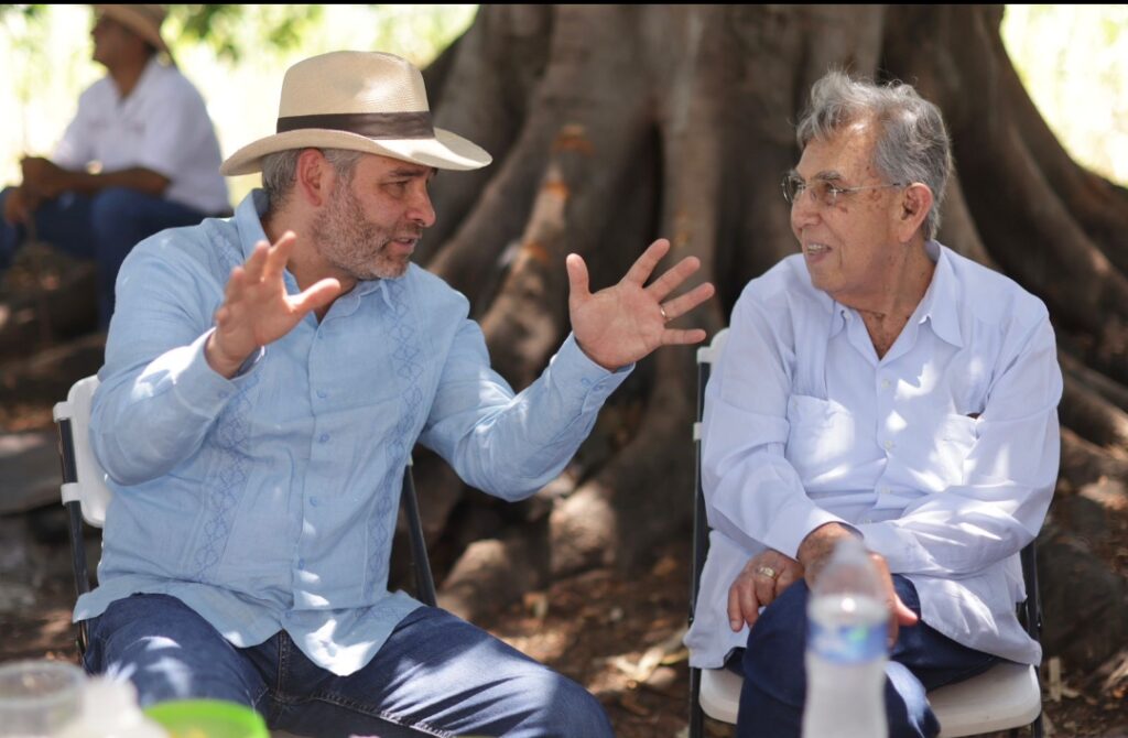 Bedolla y Cuauhtémoc Cárdenas visitan rancho ganadero de Tipítaro