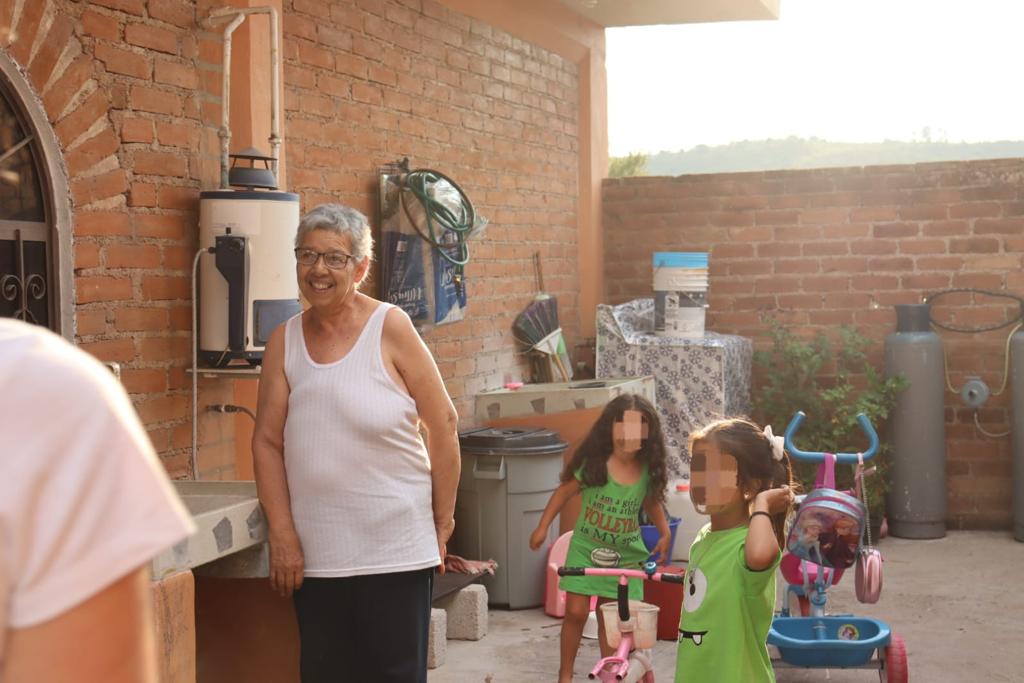 Lleva Bugarini apoyo económico a casa de beneficiaria de mujeres con cáncer