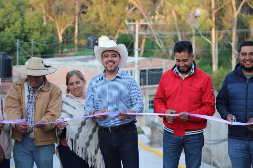 Entrega Chava Chava Cortés 10 obras más en Charo