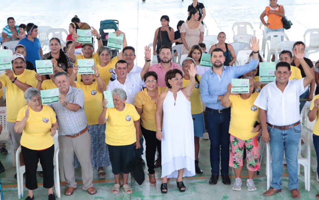 En Coahuayana, entrega Octavio Ocampo 34 visas del programa “Monarcas Viajeras”