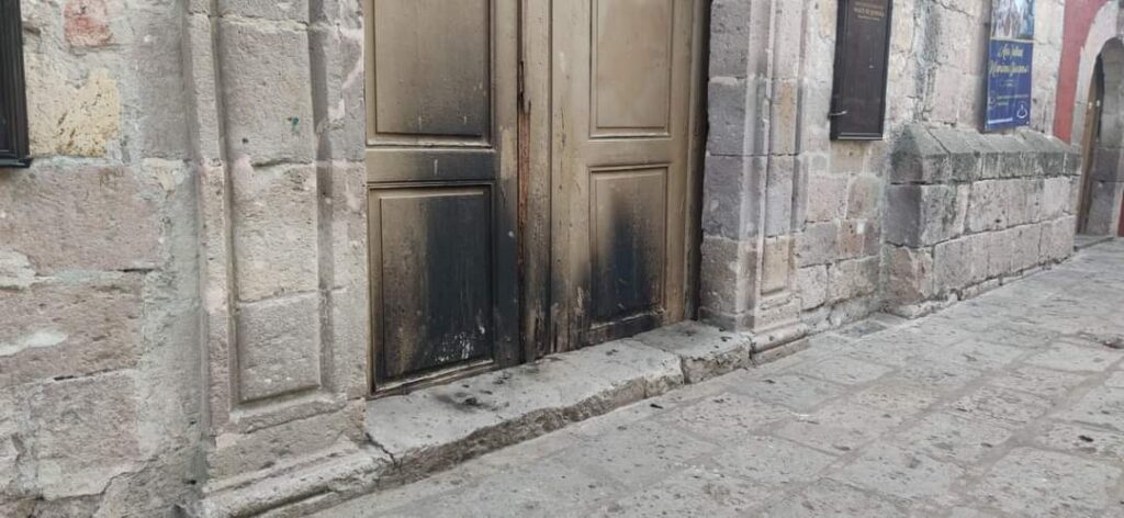 No fue ataque a la Fe Católica el incendio al portón del la iglesia de la Columna, asegura Rector del Templo