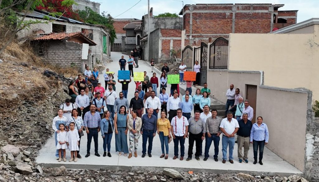 Inaugura Eric Gaona pavimentación de la calle Cristo Rey en el Barrio La Cruz