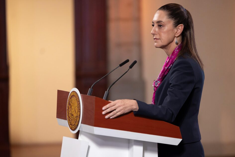 CLAUDIA SHEINBAUM FIRMA DECRETOS PARA FACILITAR LA MOVILIDAD DE MAESTRAS Y MAESTROS Y PARA CONGELAR LA EDAD DE JUBILACIÓN