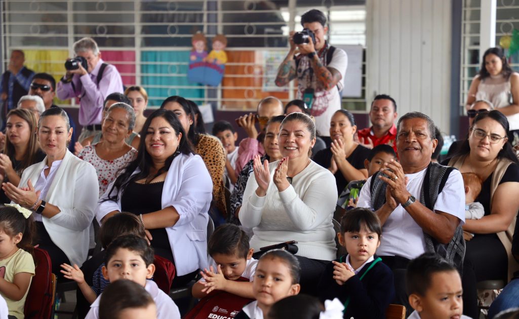 Docentes, padres y madres de familia agradecen obras educativas en La Piedad