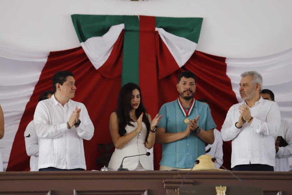 Otorga 76 Legislatura Presea “Constitución de 1814” a Felipe Orlando Aragón Andrade