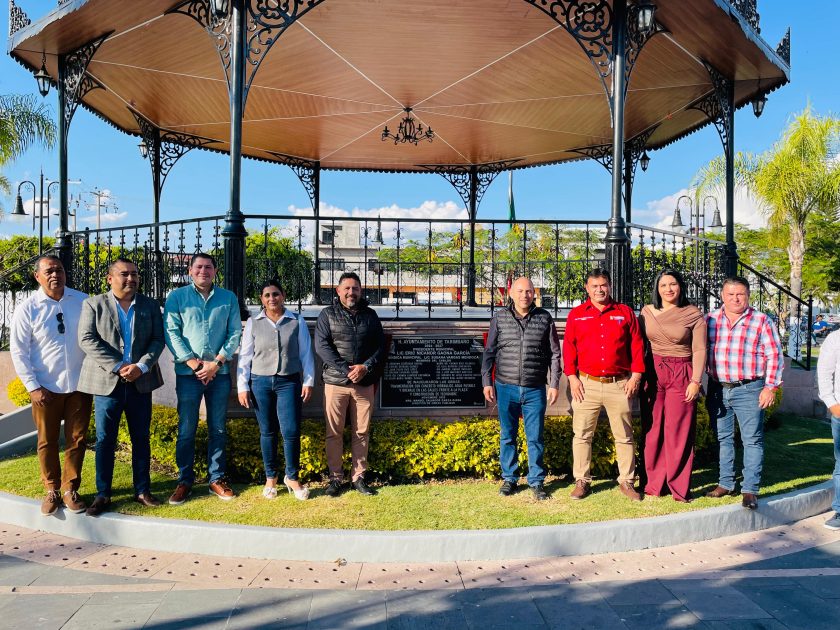 Eric Gaona inaugura obra vial en Téjaro de los Izquierdo