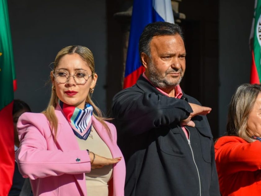 Julio Arreola refrenda unidad e identidad nacional en el Día de la Bandera en Pátzcuaro